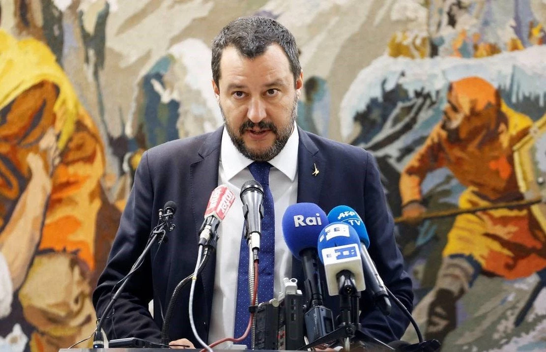 Ο Σαλβίνι παραδίδει μαθήματα εθνικής πολιτικής στον Τσίπρα: «Να μην μπει η Τουρκία στην ΕΕ» – «Υπό στρατιωτική κατοχή η Κύπρος»